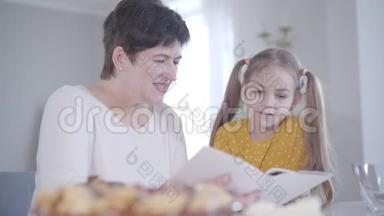 成年白种人白人妇女和小女孩讨论什罗夫星期二的煎饼食<strong>谱</strong>。 积极的<strong>祖</strong>母